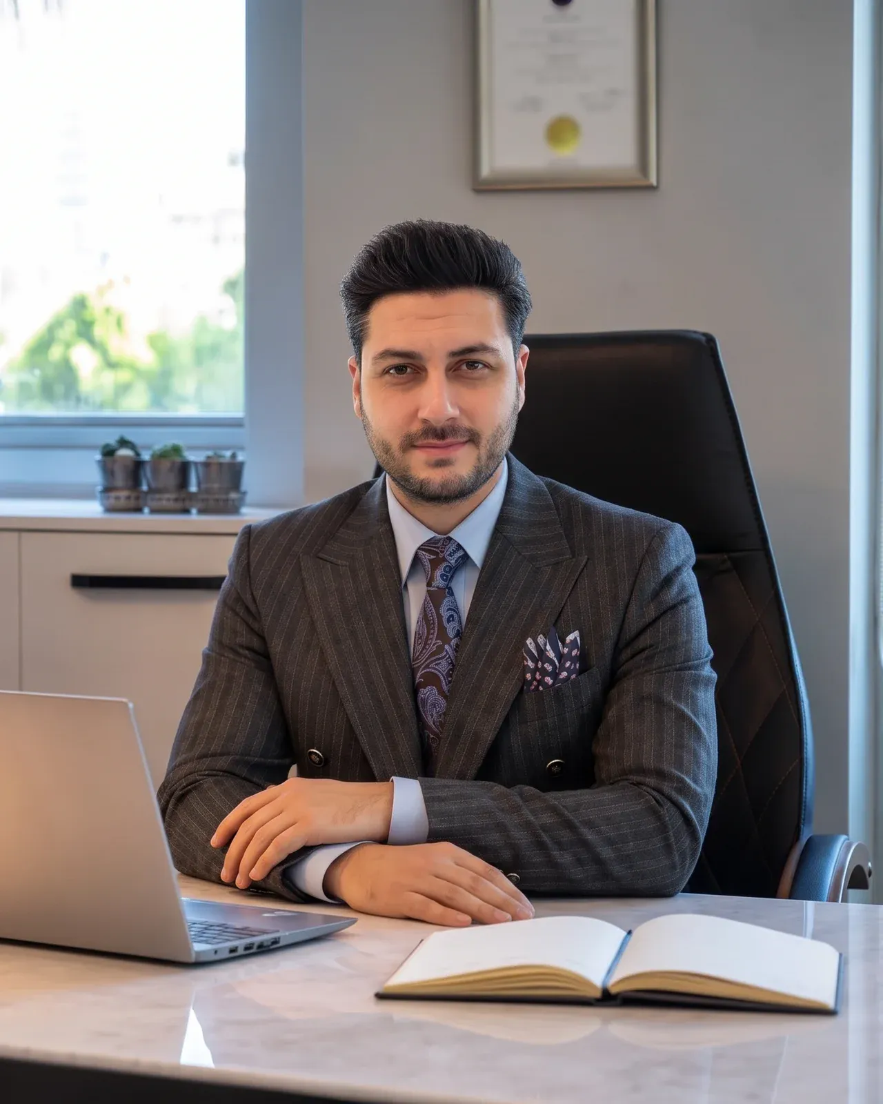 Av. Aydın Yaman büro masasında
